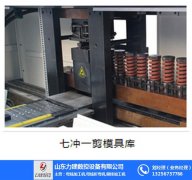 现机械手夹持送料